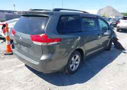 2011 TOYOTA SIENNA
