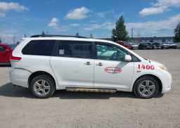 2014 TOYOTA SIENNA LE