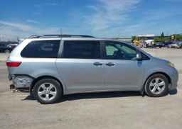 2017 TOYOTA SIENNA