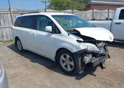 2014 TOYOTA SIENNA LE