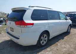 2014 TOYOTA SIENNA LE