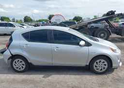 2017 TOYOTA Prius c