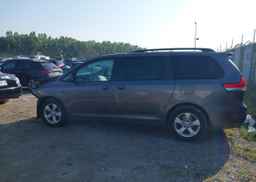 2014 TOYOTA SIENNA LE V6