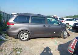 2014 TOYOTA SIENNA LE V6