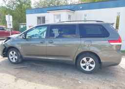 2012 TOYOTA SIENNA LE