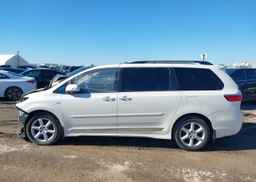 2020 TOYOTA SIENNA XLE