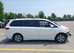 2018 TOYOTA SIENNA LE V6