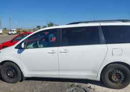 2014 TOYOTA SIENNA LE