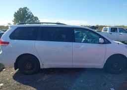 2014 TOYOTA SIENNA LE