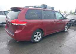 2011 TOYOTA SIENNA