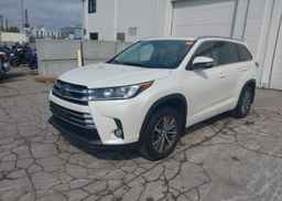 2017 TOYOTA HIGHLANDER SE
