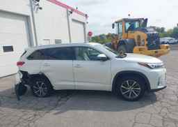 2017 TOYOTA HIGHLANDER SE