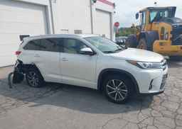 2017 TOYOTA HIGHLANDER SE