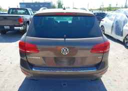 2011 VOLKSWAGEN TOUAREG