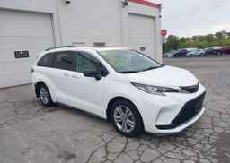 2022 TOYOTA SIENNA XSE