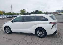 2022 TOYOTA SIENNA XSE