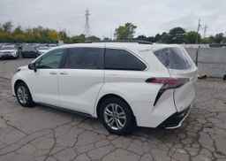 2022 TOYOTA SIENNA XSE