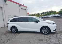 2022 TOYOTA SIENNA XSE