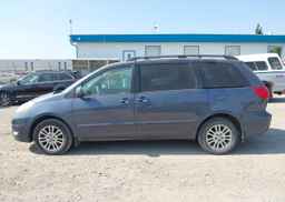 2009 TOYOTA SIENNA LE