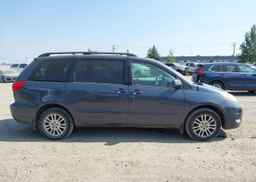 2009 TOYOTA SIENNA LE