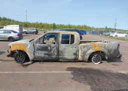 2016 NISSAN FRONTIER SL