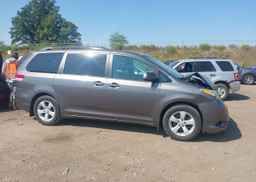 2011 TOYOTA SIENNA LE