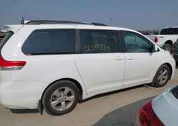 2013 TOYOTA SIENNA LE V6