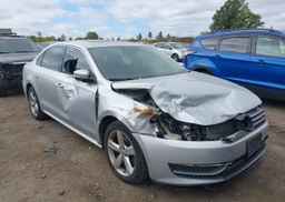2013 VOLKSWAGEN PASSAT SE