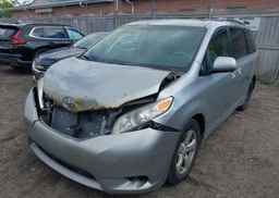 2013 TOYOTA SIENNA LE V6
