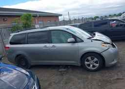 2013 TOYOTA SIENNA LE V6