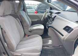 2013 TOYOTA SIENNA LE V6