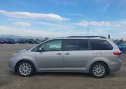 2015 TOYOTA SIENNA XLE