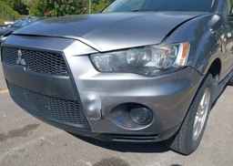 2013 MITSUBISHI OUTLANDER ES