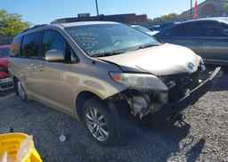 2013 TOYOTA SIENNA XLE