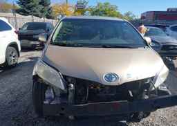 2013 TOYOTA SIENNA XLE