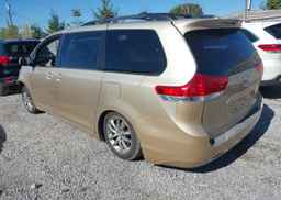 2013 TOYOTA SIENNA XLE