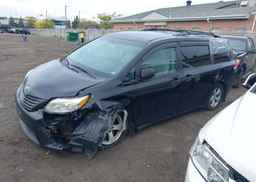 2011 TOYOTA SIENNA