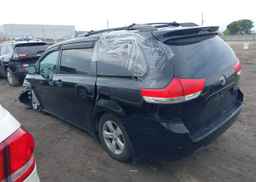 2011 TOYOTA SIENNA