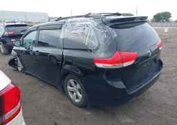 2011 TOYOTA SIENNA