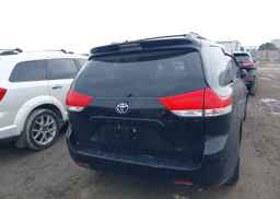 2011 TOYOTA SIENNA