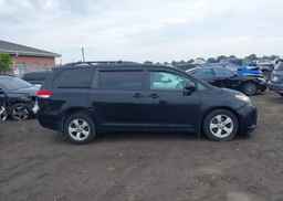 2011 TOYOTA SIENNA