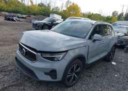 2025 VOLVO XC40 CORE