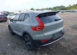 2025 VOLVO XC40 CORE