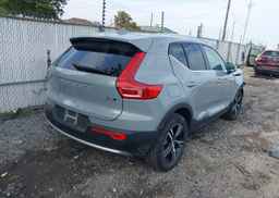 2025 VOLVO XC40 CORE