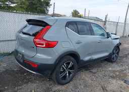 2025 VOLVO XC40 CORE