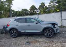 2025 VOLVO XC40 CORE