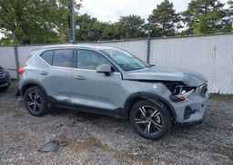 2025 VOLVO XC40 CORE