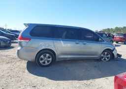 2012 TOYOTA SIENNA