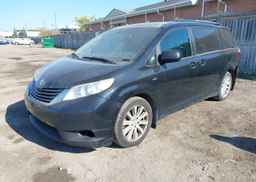 2017 TOYOTA SIENNA LE