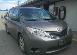 2013 TOYOTA SIENNA LE